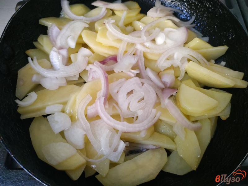Фото приготовление рецепта: Тушёный картофель на сковороде шаг №4