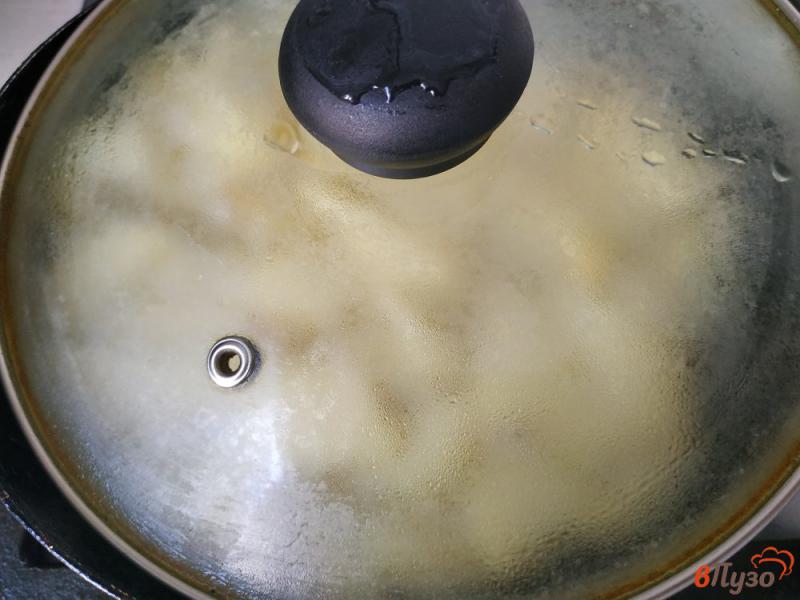 Фото приготовление рецепта: Тушёный картофель на сковороде шаг №6