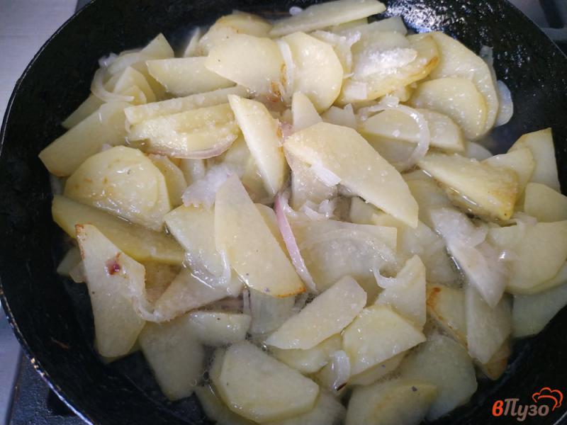 Фото приготовление рецепта: Тушёный картофель на сковороде шаг №5
