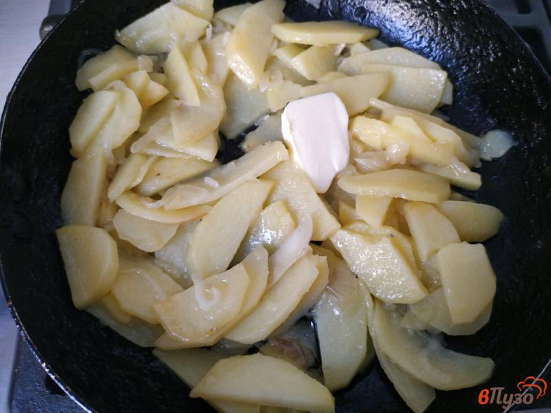 Фото приготовление рецепта: Тушёный картофель на сковороде шаг №7