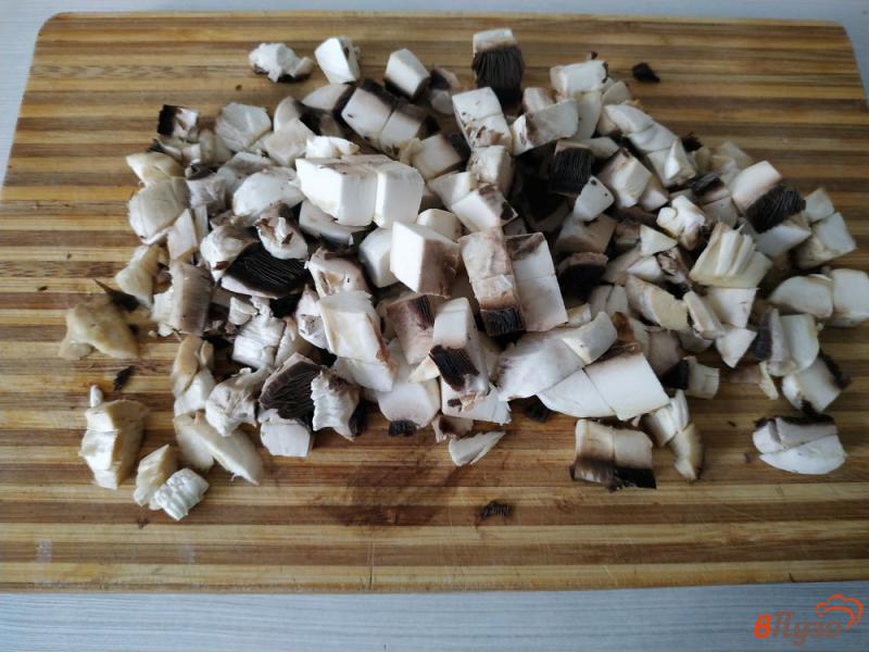 Фото приготовление рецепта: Салат с жареными грибами шаг №1