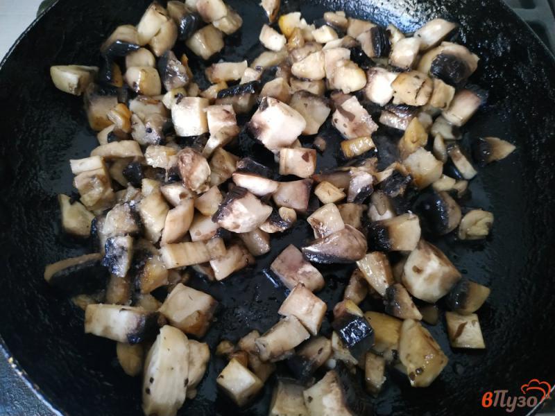 Фото приготовление рецепта: Салат с жареными грибами шаг №2