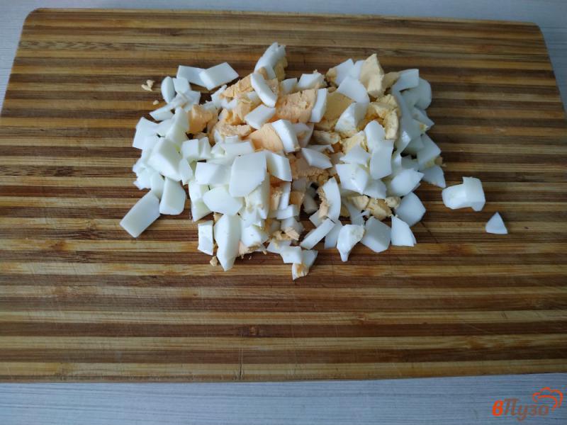 Фото приготовление рецепта: Салат с жареными грибами шаг №4