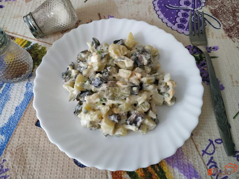 Фото приготовление рецепта: Салат с жареными грибами шаг №10