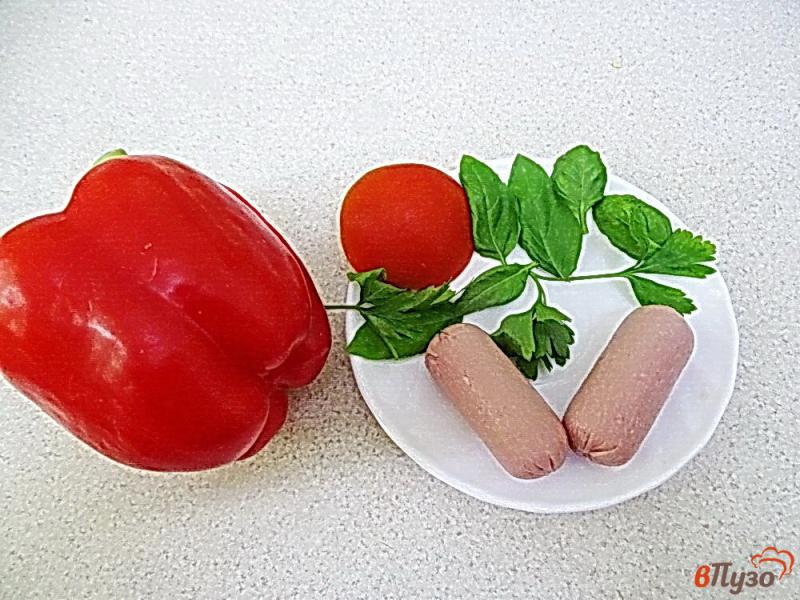 Фото приготовление рецепта: Яичница с сосисками в перце в микроволновке шаг №1