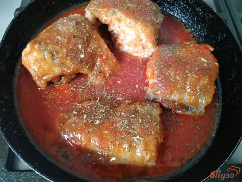 Фото приготовление рецепта: Минтай тушёный в томатном соке шаг №5