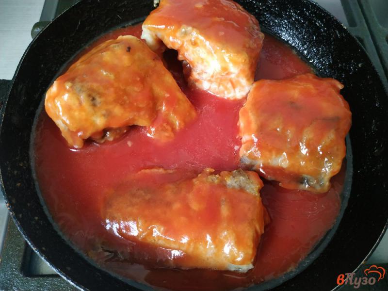 Фото приготовление рецепта: Минтай тушёный в томатном соке шаг №4