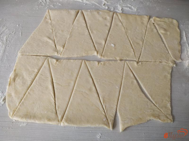 Фото приготовление рецепта: Рогалики с мармеладом из слоёного теста шаг №2