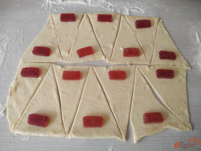 Фото приготовление рецепта: Рогалики с мармеладом из слоёного теста шаг №3