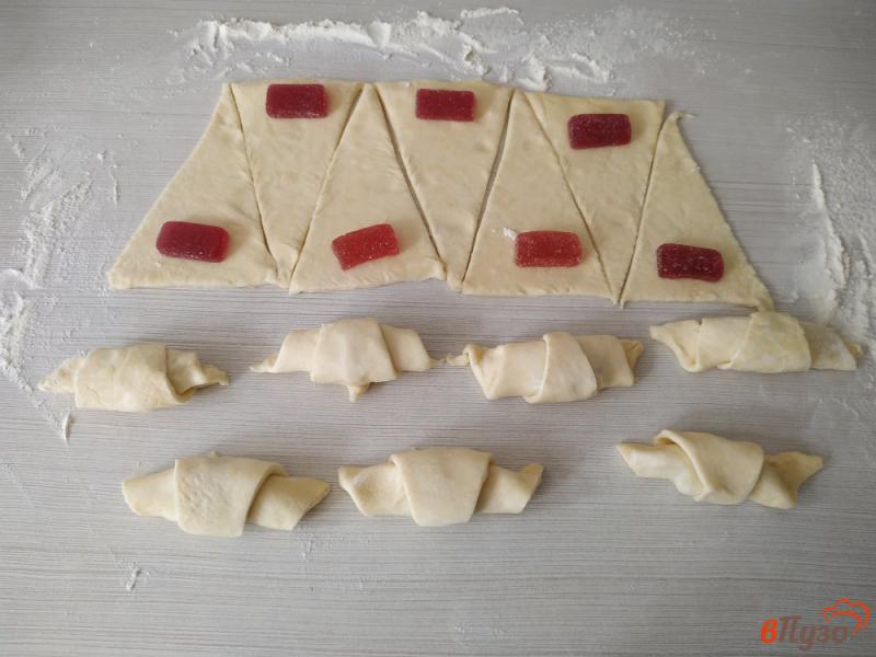 Фото приготовление рецепта: Рогалики с мармеладом из слоёного теста шаг №4