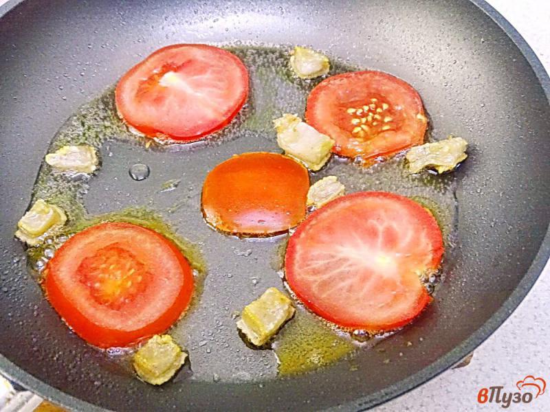Фото приготовление рецепта: Яичница на сале с помидорами и колбасой шаг №2