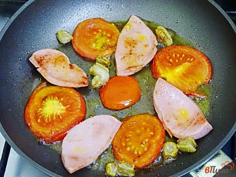 Фото приготовление рецепта: Яичница на сале с помидорами и колбасой шаг №4