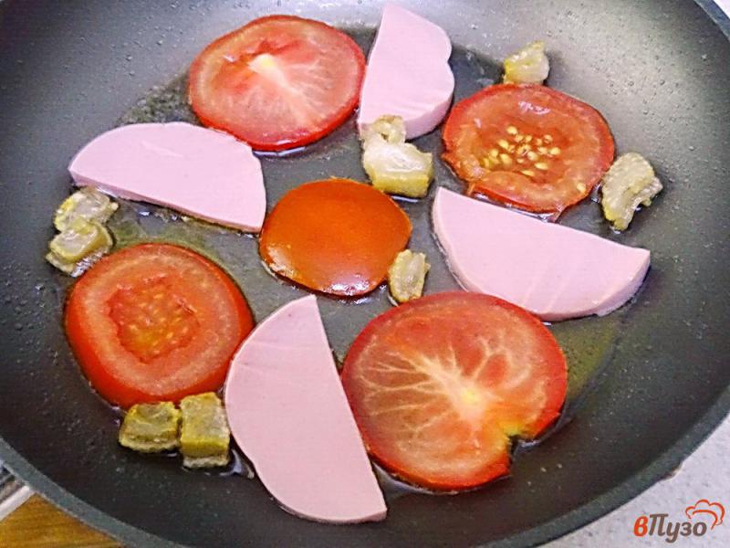 Фото приготовление рецепта: Яичница на сале с помидорами и колбасой шаг №3