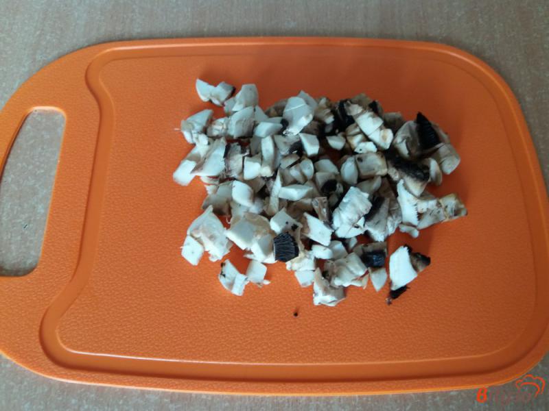 Фото приготовление рецепта: Жареные дрожжевые пирожки с рисом и грибами шаг №4