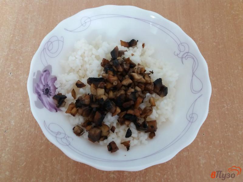 Фото приготовление рецепта: Жареные дрожжевые пирожки с рисом и грибами шаг №6