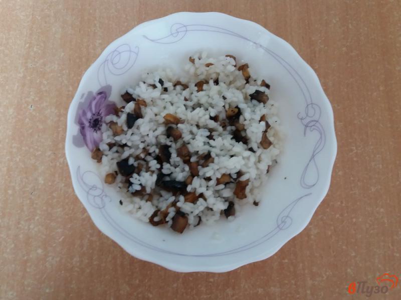 Фото приготовление рецепта: Жареные дрожжевые пирожки с рисом и грибами шаг №7