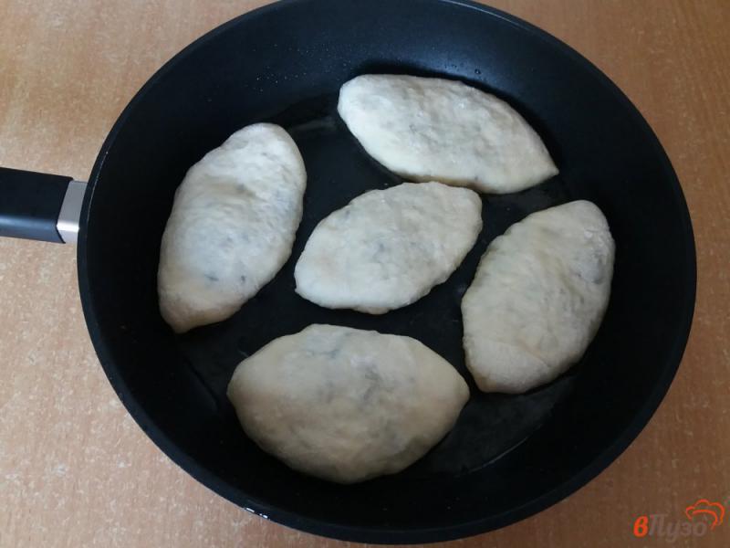 Фото приготовление рецепта: Жареные дрожжевые пирожки с рисом и грибами шаг №13
