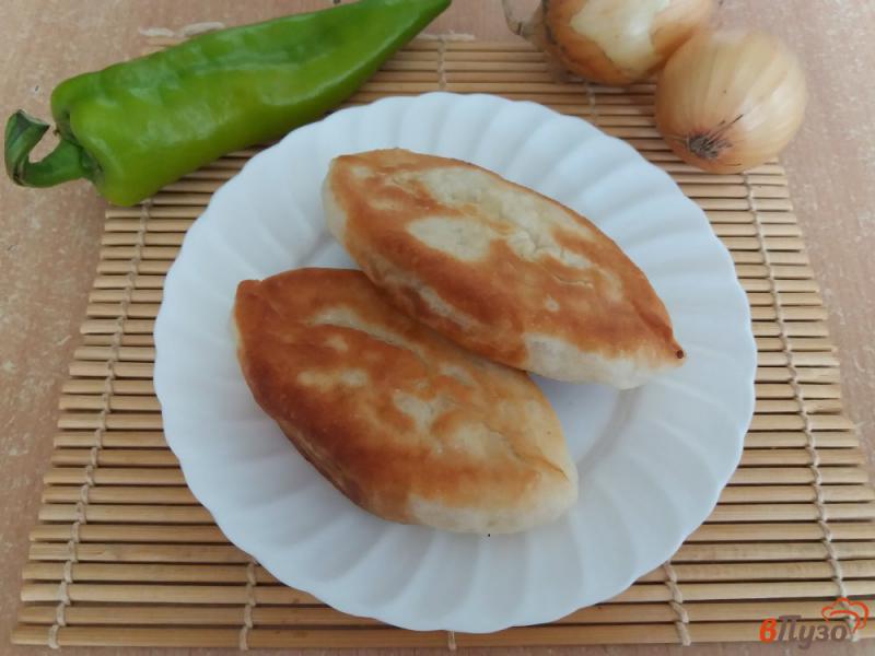 Фото приготовление рецепта: Жареные дрожжевые пирожки с рисом и грибами шаг №15