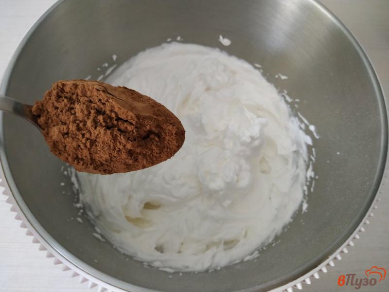 Фото приготовление рецепта: Шоколадное мороженое со взбитыми сливками шаг №4