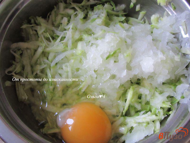 Фото приготовление рецепта: Оладьи из кабачков с базиликом на рисовой муке шаг №1