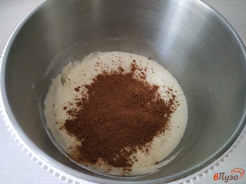 Фото приготовление рецепта: Шоколадный бисквитный рулет шаг №4