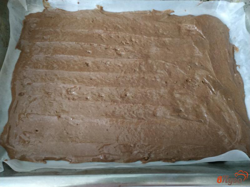 Фото приготовление рецепта: Шоколадный бисквитный рулет шаг №6