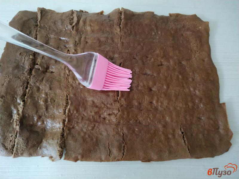 Фото приготовление рецепта: Шоколадный бисквитный рулет шаг №11
