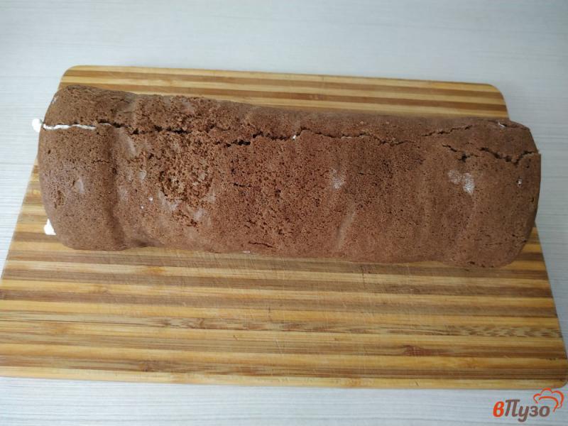Фото приготовление рецепта: Шоколадный бисквитный рулет шаг №13