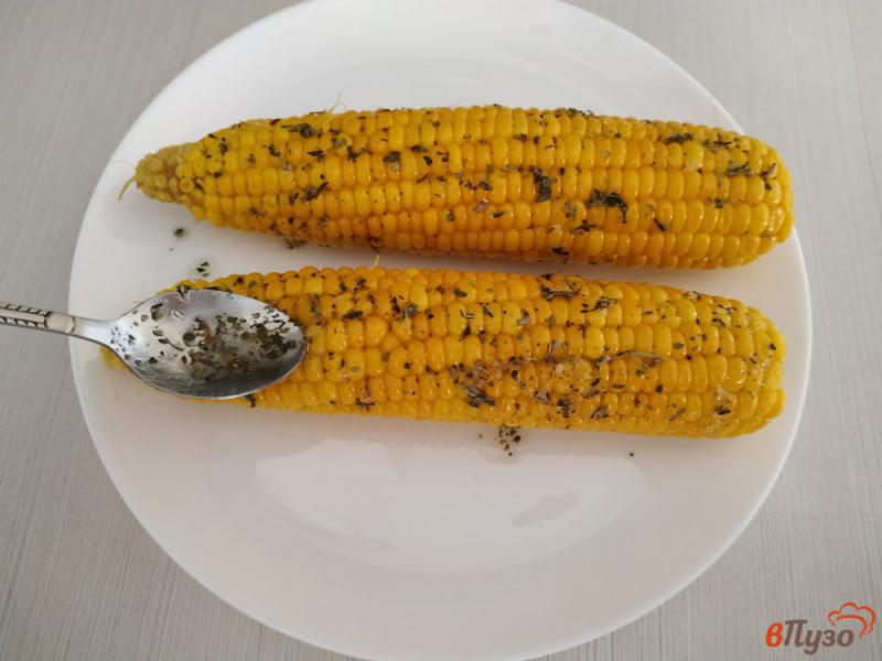 Фото приготовление рецепта: Отварная кукуруза на пару с оливковым маслом и травами шаг №5