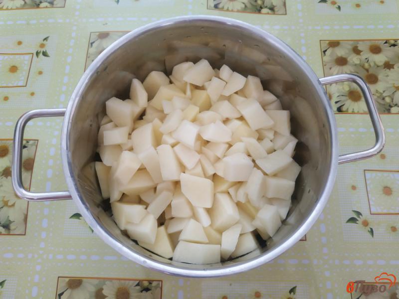 Фото приготовление рецепта: Тушёный картофель с овощами и грибами шаг №1