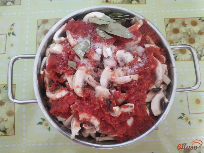 Фото приготовление рецепта: Тушёный картофель с овощами и грибами шаг №5