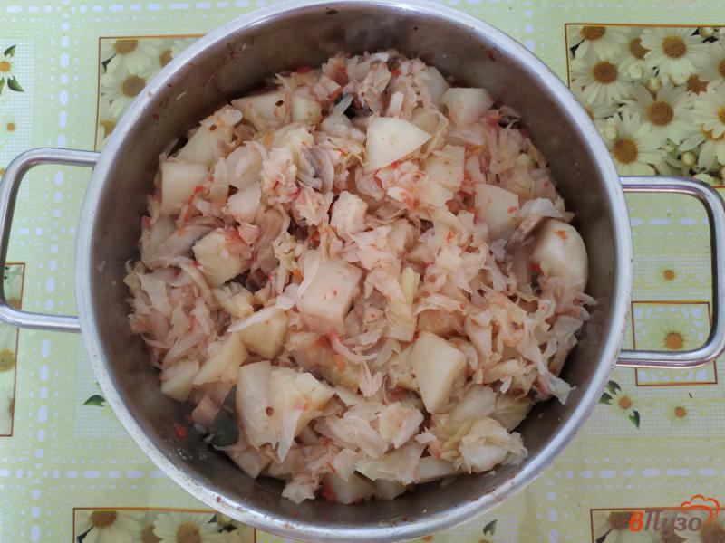 Фото приготовление рецепта: Тушёный картофель с овощами и грибами шаг №7