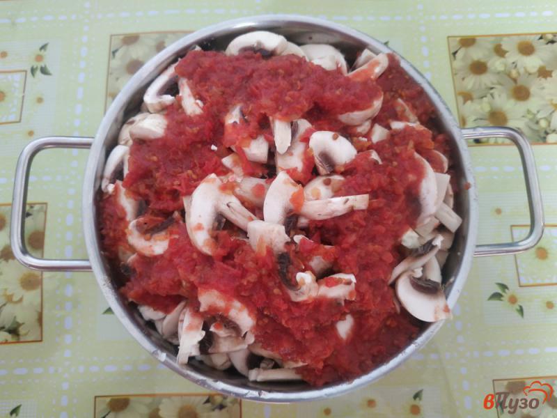 Фото приготовление рецепта: Тушёный картофель с овощами и грибами шаг №4