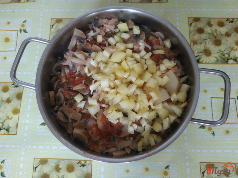 Фото приготовление рецепта: Тушёный картофель с овощами и грибами шаг №6