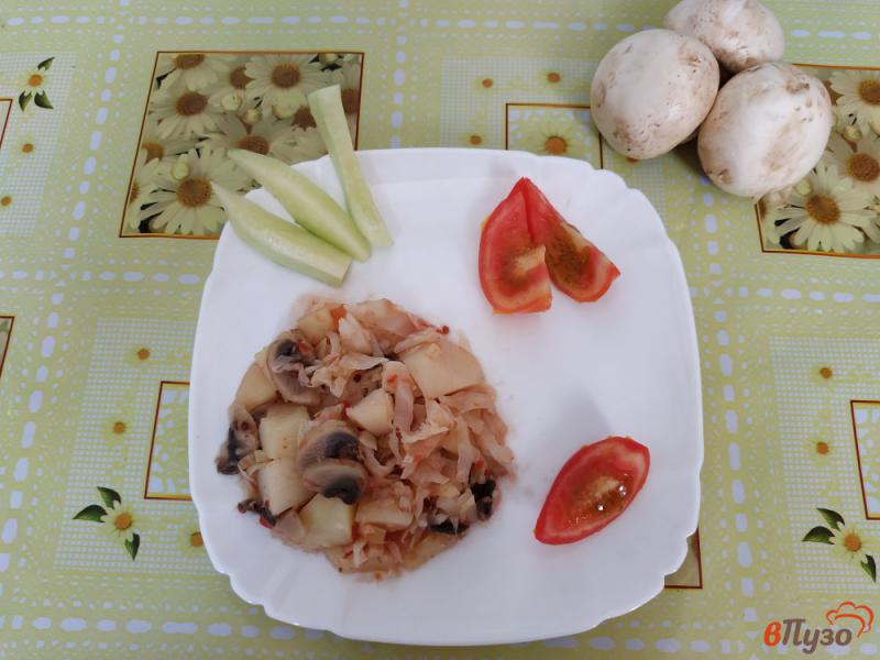 Фото приготовление рецепта: Тушёный картофель с овощами и грибами шаг №8
