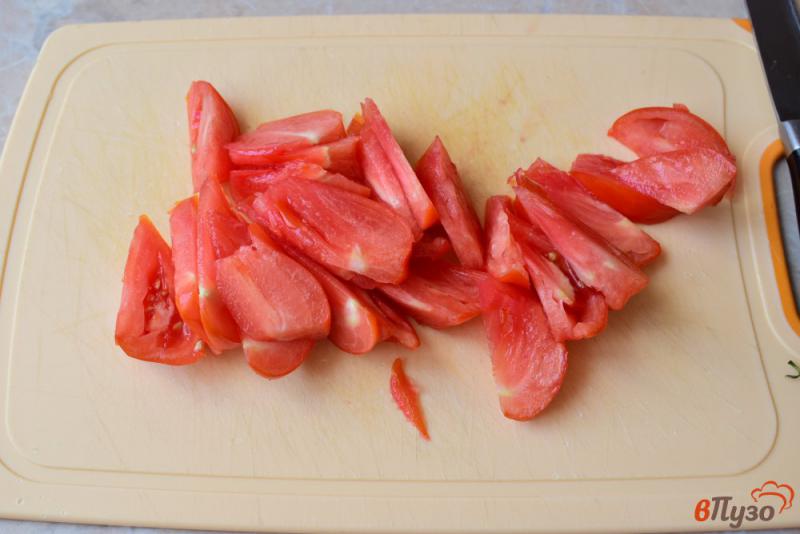 Фото приготовление рецепта: Салат из помидоров лука с медом шаг №1