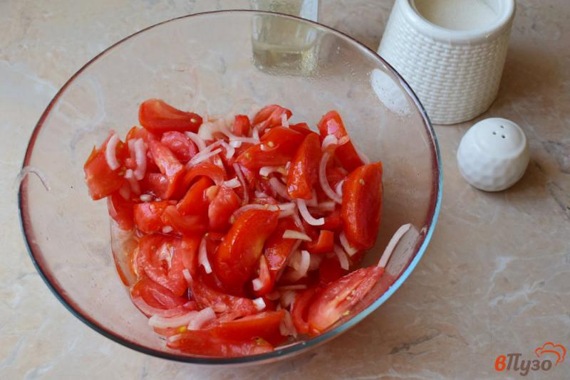 Фото приготовление рецепта: Салат из помидоров лука с медом шаг №3