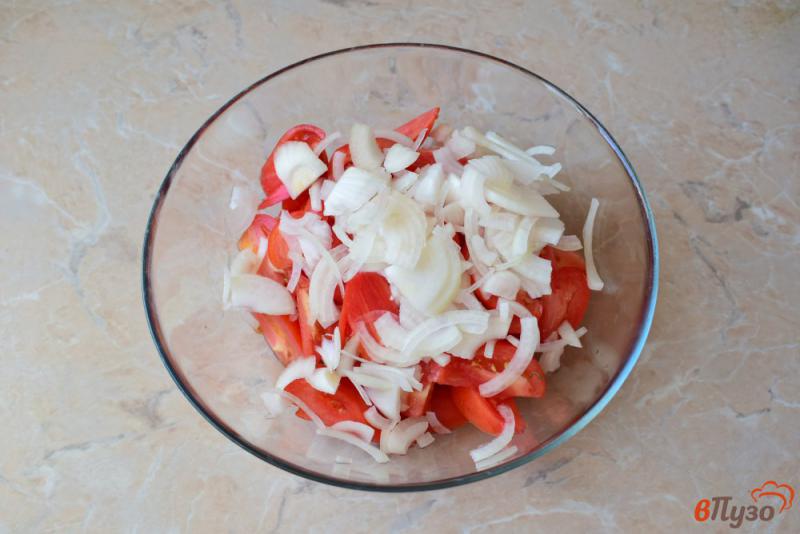 Фото приготовление рецепта: Салат из помидоров лука с медом шаг №2