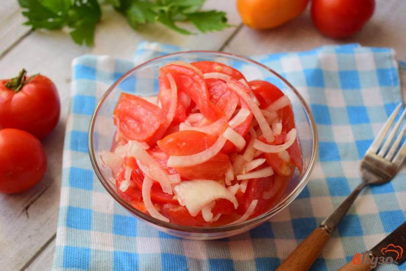 Фото приготовление рецепта: Салат из помидоров лука с медом шаг №4
