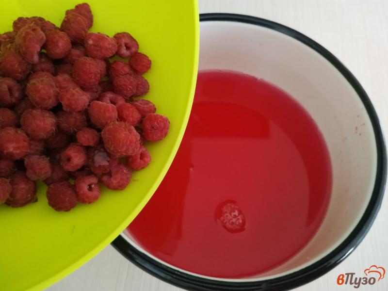 Фото приготовление рецепта: Желейный десерт с ягодами малины шаг №2