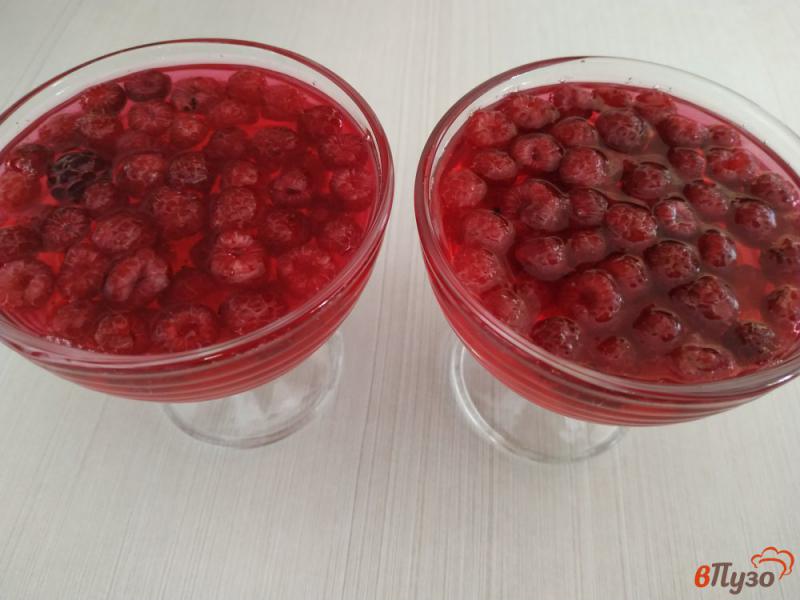 Фото приготовление рецепта: Желейный десерт с ягодами малины шаг №3