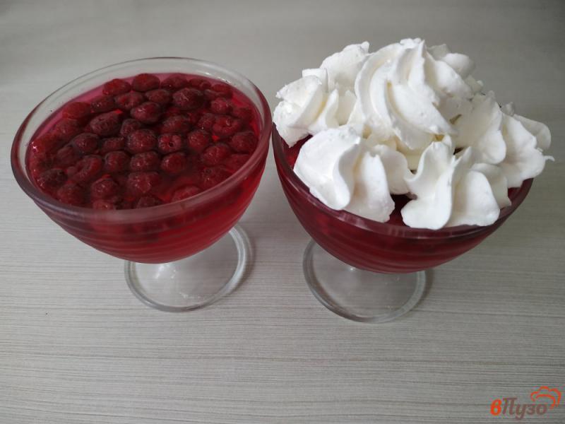 Фото приготовление рецепта: Желейный десерт с ягодами малины шаг №4