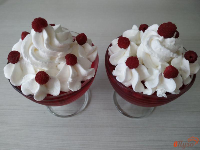 Фото приготовление рецепта: Желейный десерт с ягодами малины шаг №5