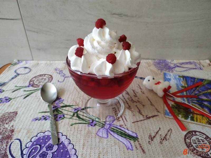 Фото приготовление рецепта: Желейный десерт с ягодами малины шаг №6