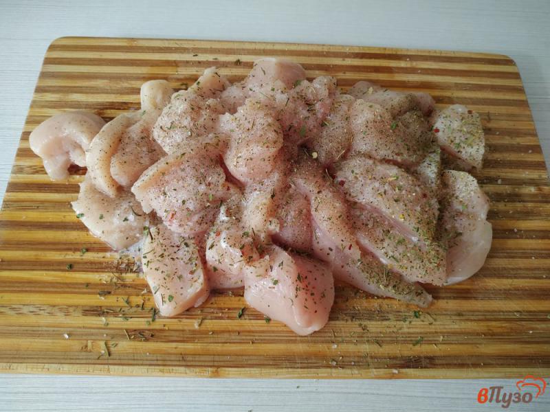 Фото приготовление рецепта: Куриное филе запеченное в луковом кляре шаг №3