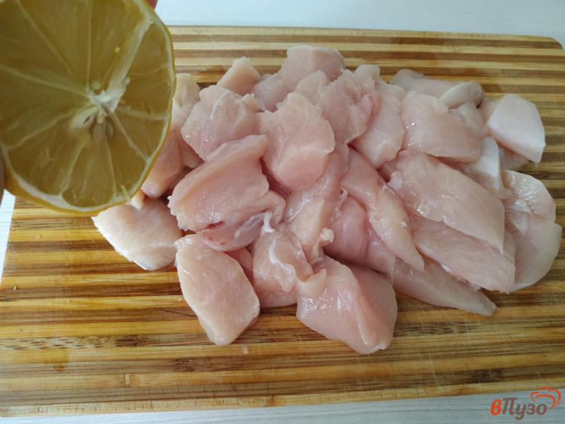 Фото приготовление рецепта: Куриное филе запеченное в луковом кляре шаг №2