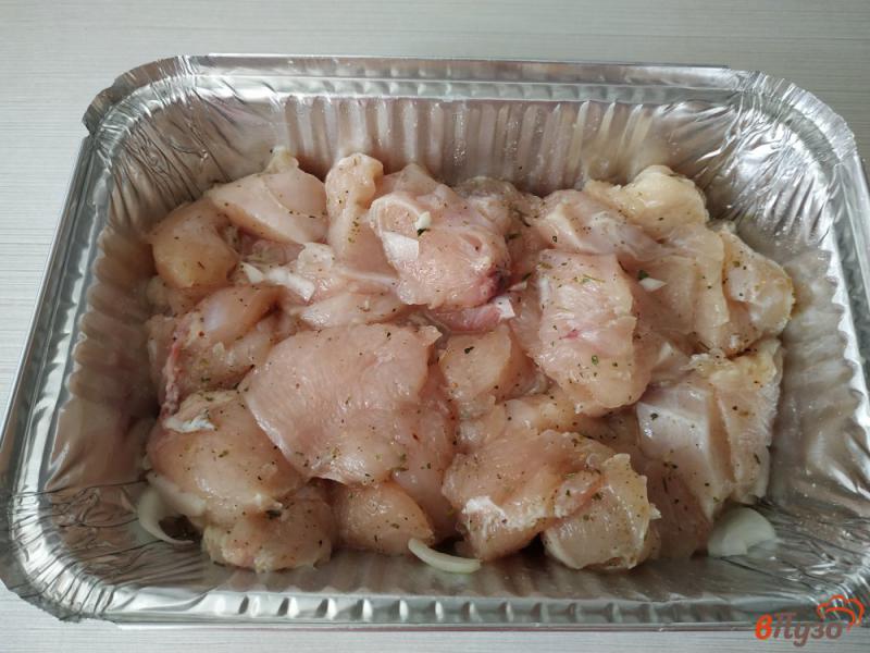 Фото приготовление рецепта: Куриное филе запеченное в луковом кляре шаг №5
