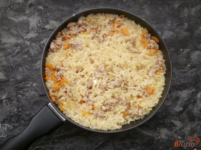 Фото приготовление рецепта: Рис с фаршем на сковороде шаг №5