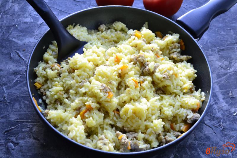 Фото приготовление рецепта: Рис с фаршем на сковороде шаг №6