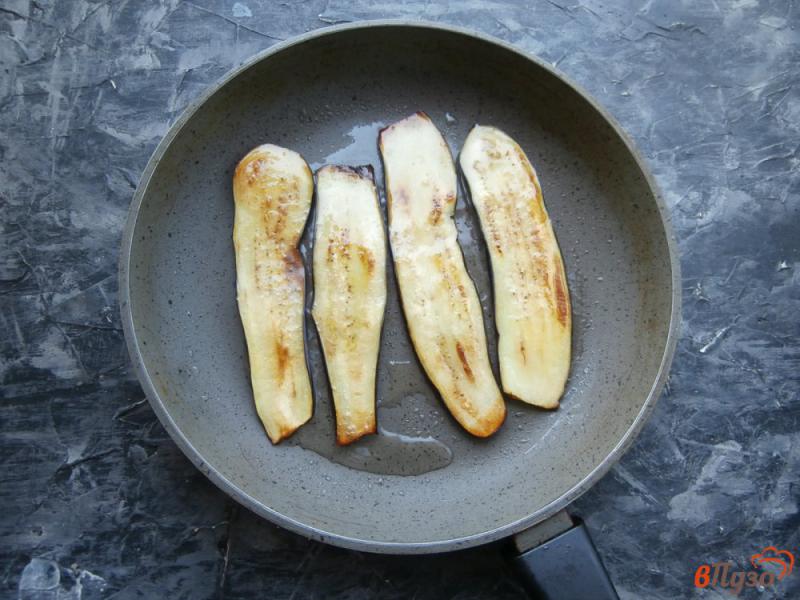 Фото приготовление рецепта: Рулетики из баклажанов с яйцом и сыром шаг №2